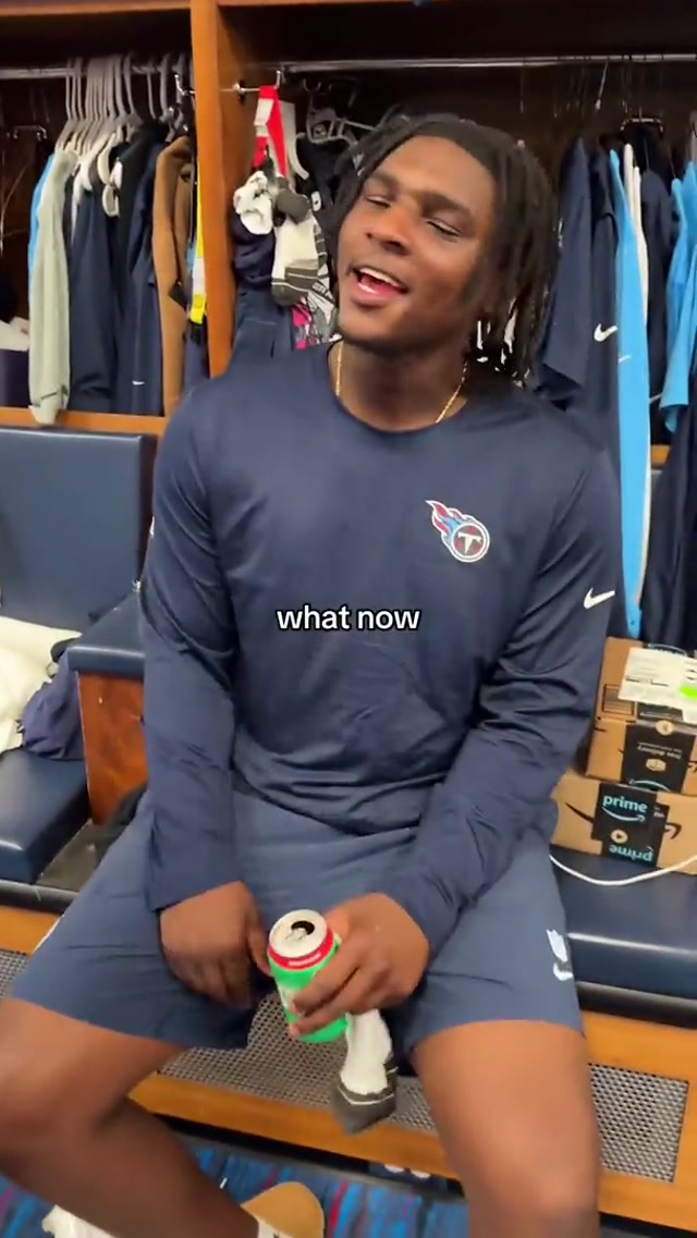 do you think Joey knows a lot about curls? 💪 #tennesseetitans #nashville 