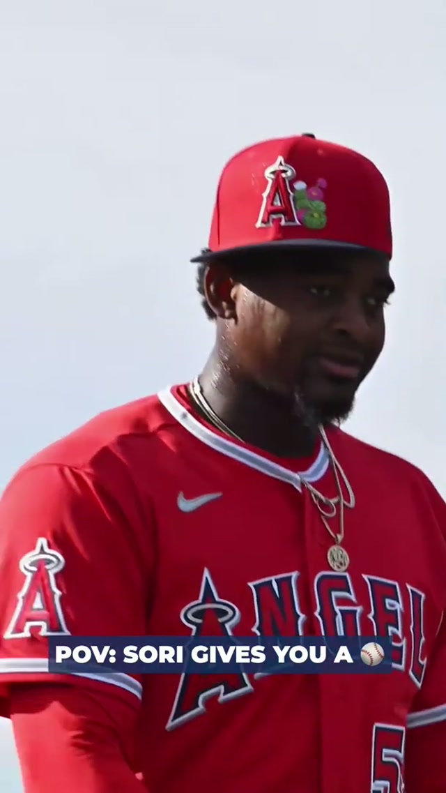 can our cameraman stay in character 😅 #MLB #SpringTraining #nonchalant #auraloss 