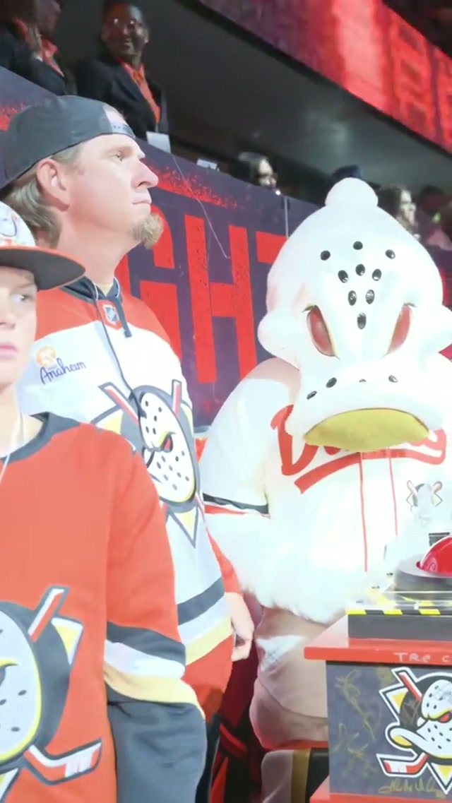 🔥 FIRE US UP WEAVE 🔥 
Jered Weaver gets Angels Night started at Honda Center! 