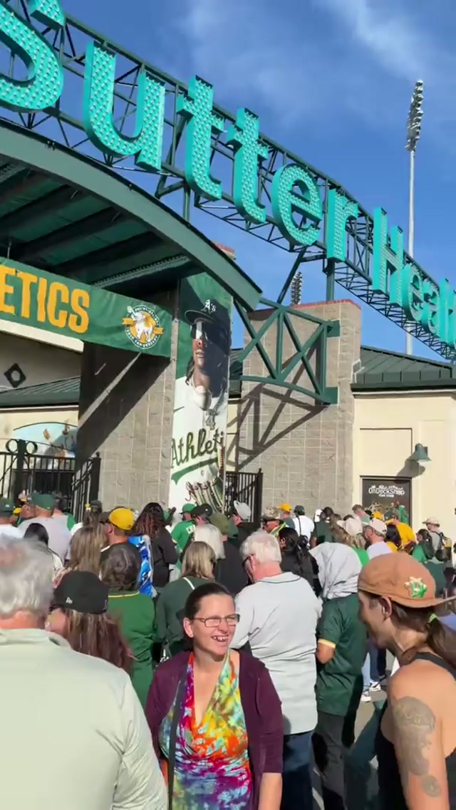 The Big Amish bobblehead is here 🤩