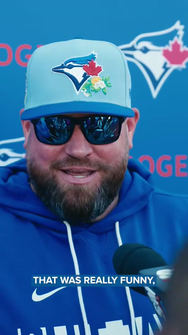 Don’t worry Kaz, Skip isn’t scary 🤣
和真、心配しなくても、シュナイダー監督はそんなに怖くないよ〜！#MLB #BlueJays #Toronto #JohnSchneider #KazumaOkamoto 