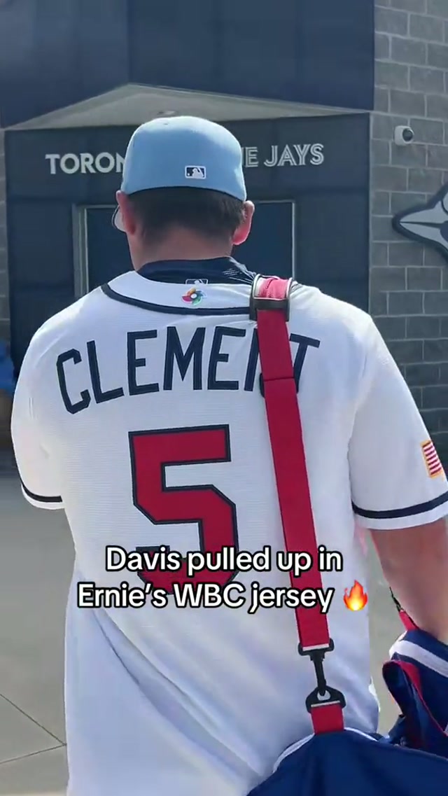 Roomie supporting roomie 🤝 #MLB #BlueJays #WBC #DavisSchneider #ErnieClement 