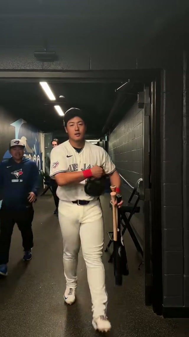 Kaz, what’s your message to everyone? ありがとう 😁
 #MLB #BlueJays #KazumaOkamoto #BlueJays50 