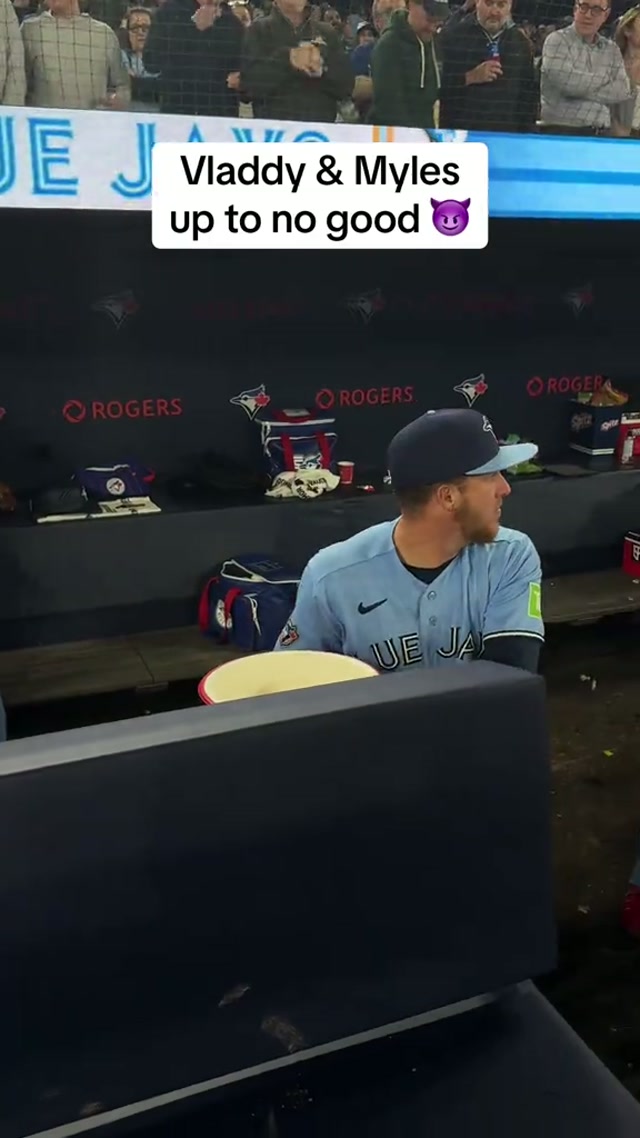 Rule No.☝️: Always protect the specs  👓 #MLB #BlueJays #Toronto #DavisSchneider #VladimirGuerreroJr 