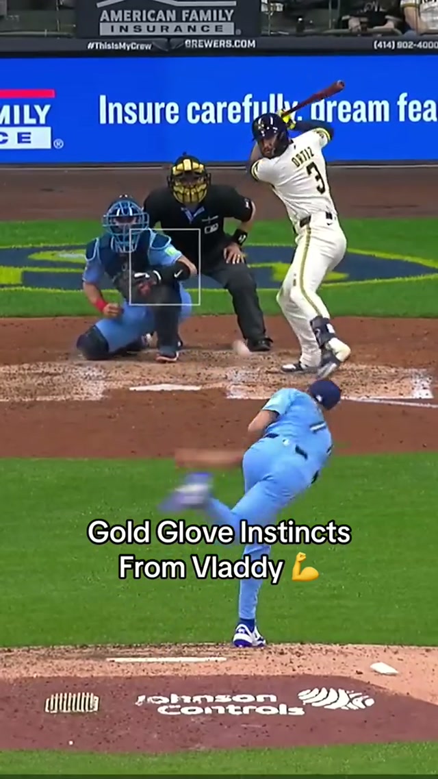 Athleticism on full display 😮‍💨 #MLB #BlueJays #Vladdy #BlueJays50 