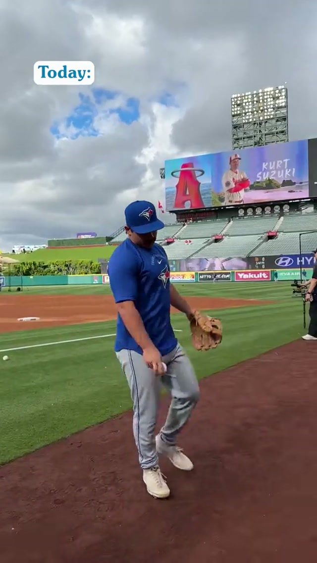 UPDATE: Davis got his fist bump 👨🏻🥹 #MLB #BlueJays #BlueJays50 #DavisSchneider #DylanCease 