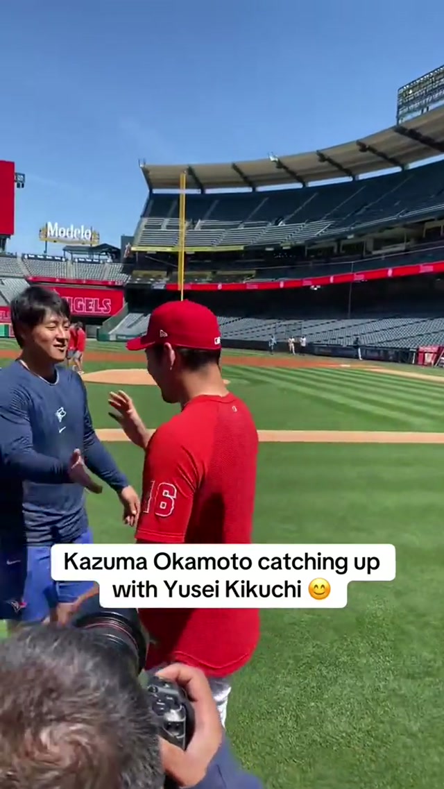 A Reunion of Samurai Japan Teammates 😃🇯🇵 和真と雄星：侍ジャパンのチームメイトの再会！#MLB #BlueJays #BlueJays50 #KazumaOkamoto #YuseiKikuchi 