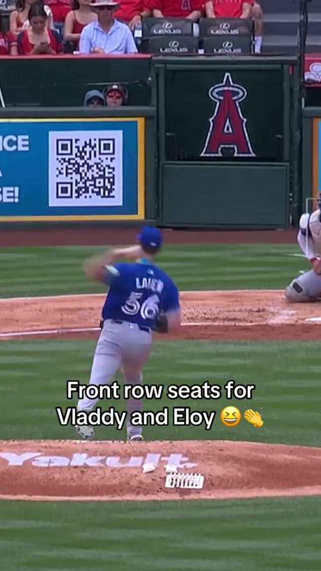 Sosa said: “excuse me, Vladdy!” 😅 #MLB #BlueJays #EloyJiménez #Vladdy #LenynSosa 