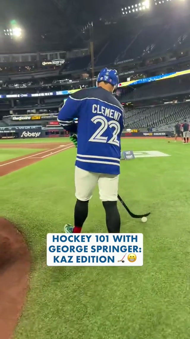 George taught Kaz how to play hockey 🥹🏒 和真にホッケーを教えるジョージ #MLB #BlueJays #BlueJays50 #KazumaOkamoto #GeorgeSpringer 