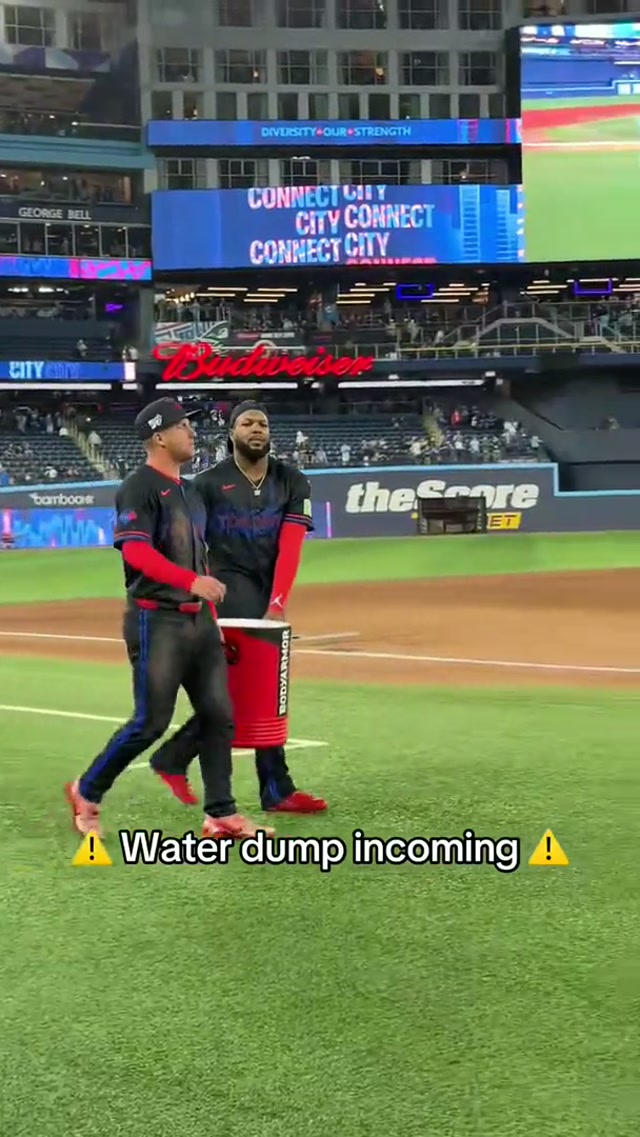 Everyone gets a splash 💦 #MLB #BlueJays #Toronto #VladimirGuerreroJr #YohendrickPiñango 
