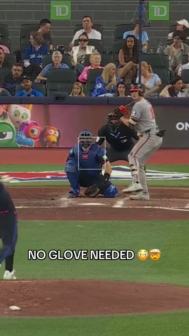 HOW DID VLADDY CATCH THIS? #MLB #BlueJays #Toronto #BlueJays50 #vladimirguerrerojr 