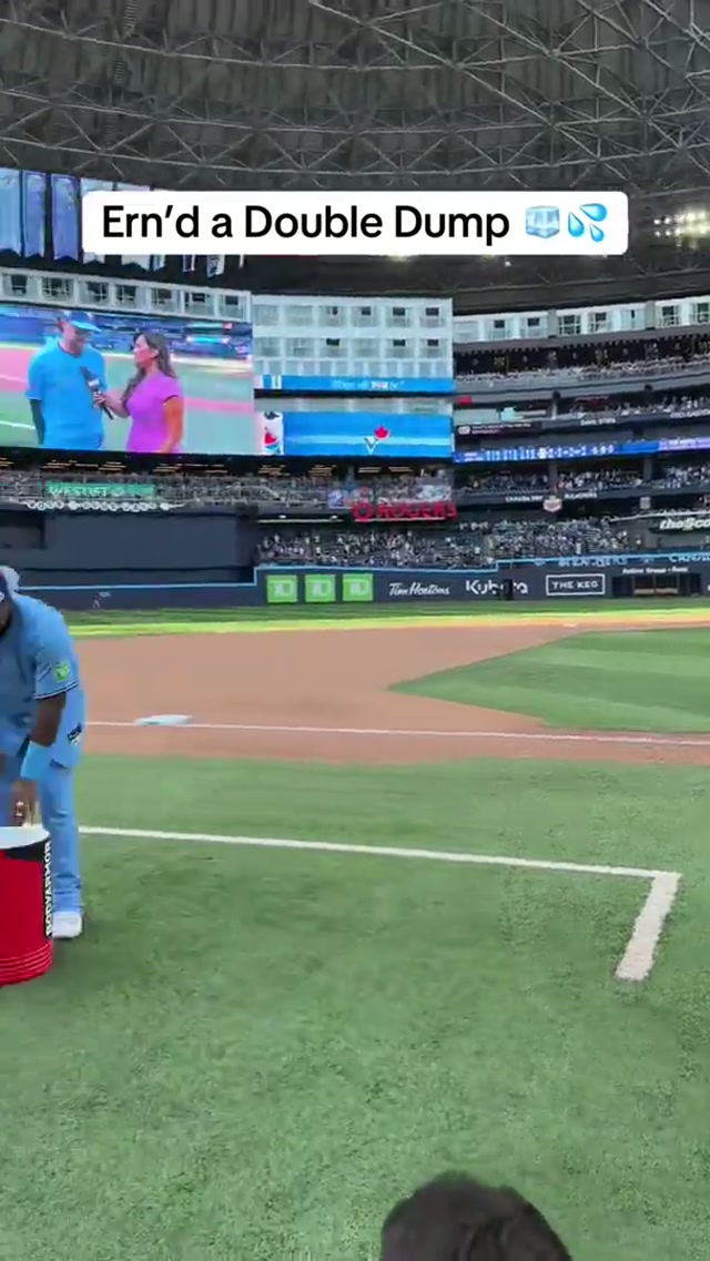 Always watch your back with Vladdy and Myles 👀 #MLB #BlueJays #Toronto #ErnieClement #Vladdy 
