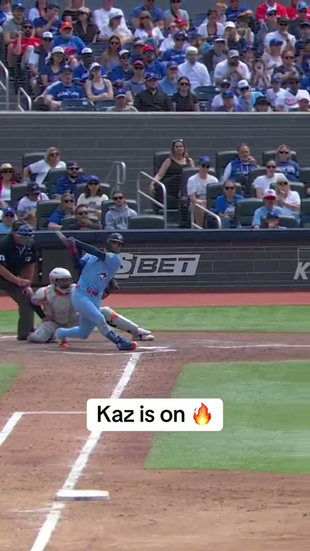 Only way to cool down Kazuma 🪭 #MLB #BlueJays #Toronto #KazumaOkamoto 