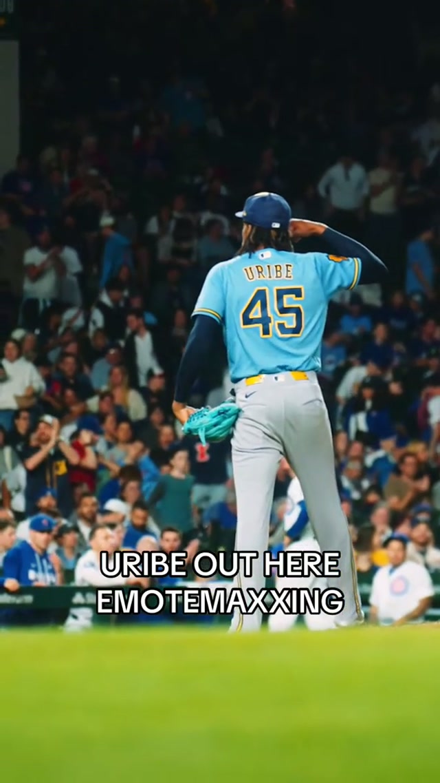 No better way to celebrate a series win in Chicago 😤😤 #brewers #serieswin #uribe #NLCentral #chicago 