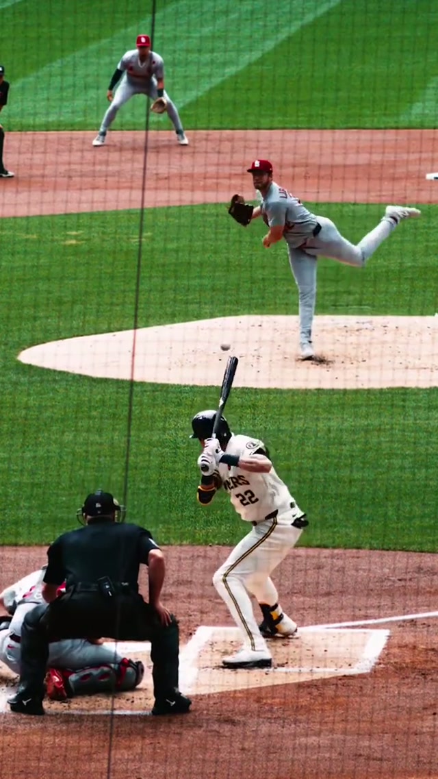 An opposite field blast in 800 frames per second for @Christian Yelich #homer #yelich #brewers #cinimatic #milwaukee 