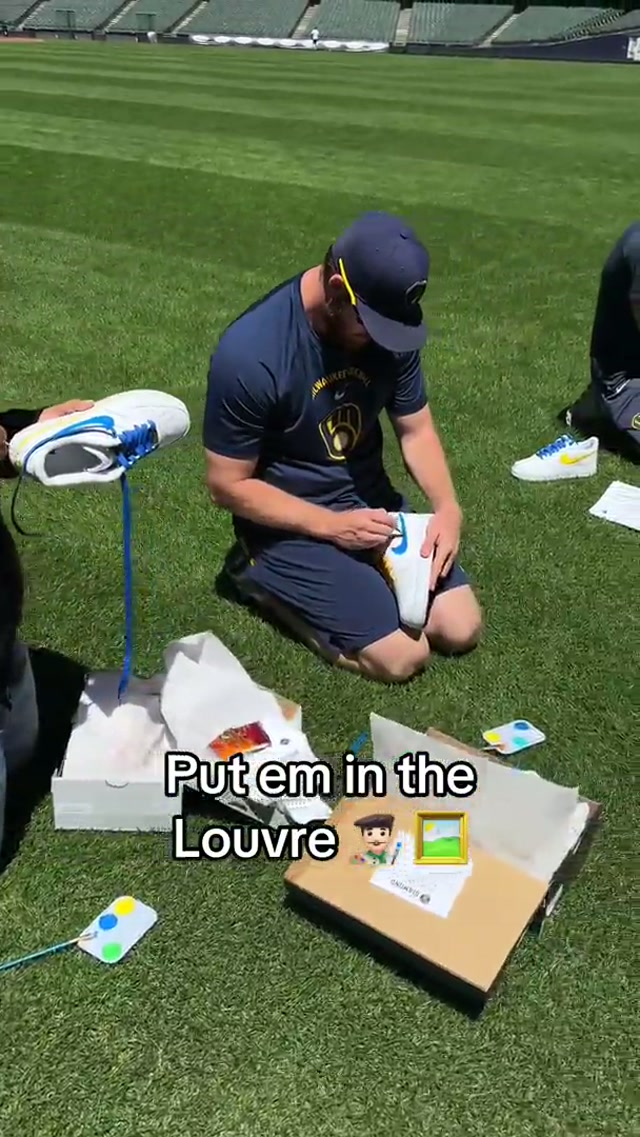 Who knew the guys were such artists?! 🎨 #brewers #beyondthediamond #customsneakers #painting #milwaukee 