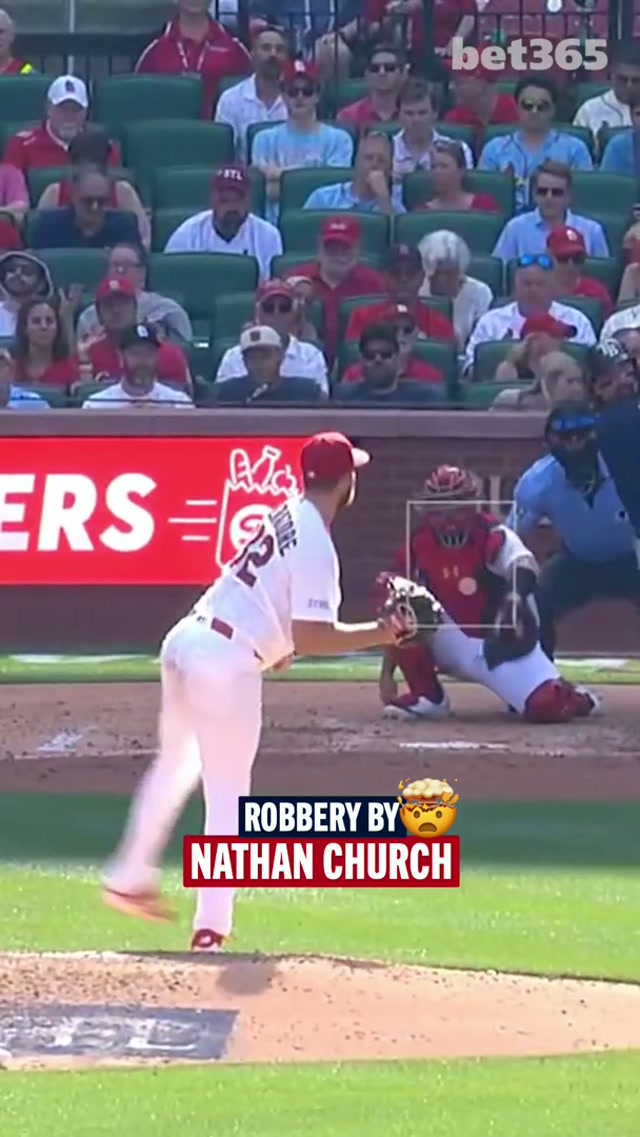 web gems are SO back #OpeningDay #MLB #Cardinals 