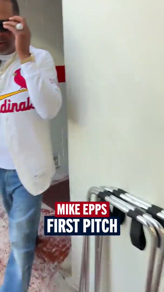 Mike Epps threw one of the first pitches of all time 🤣 #cardinals #mikeepps #baseball #comedy 