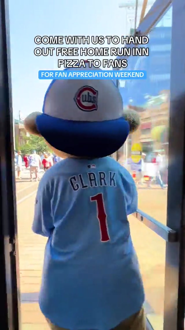 Clark surprised fans in @Gallagher Way Chicago with free @Home Run Inn Pizza ™️ #Nublê 