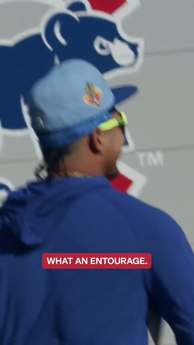 cap tip to our closer. 😂 #cubs #mlb 