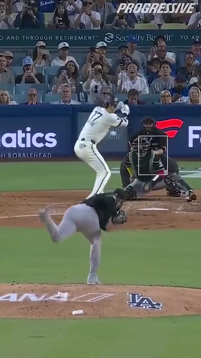 LOURDES DOES IT AGAIN!!! #mlb #baseball #arizona 