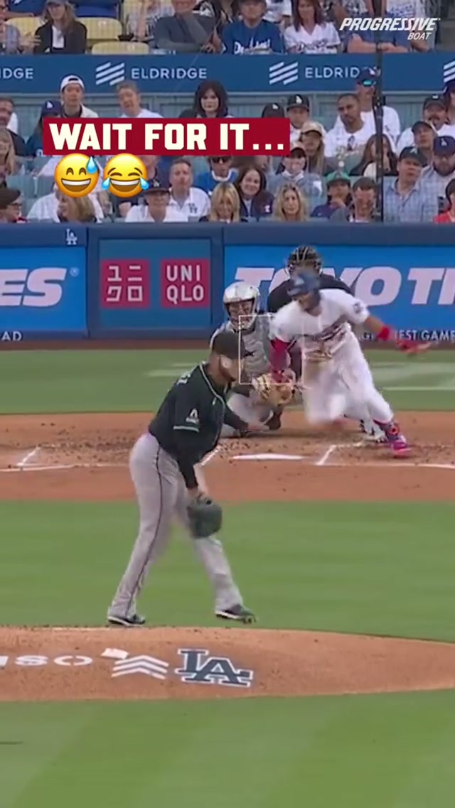 Where my hug at? 😭 #openingweek #mlb #baseball #dbacks #diamondbacks