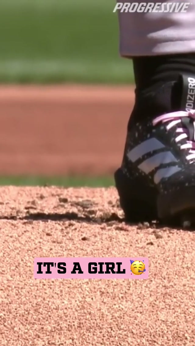 The cutest gender reveal ☺️ #genderreveal #mlb #dbacks #diamondbacks #baby