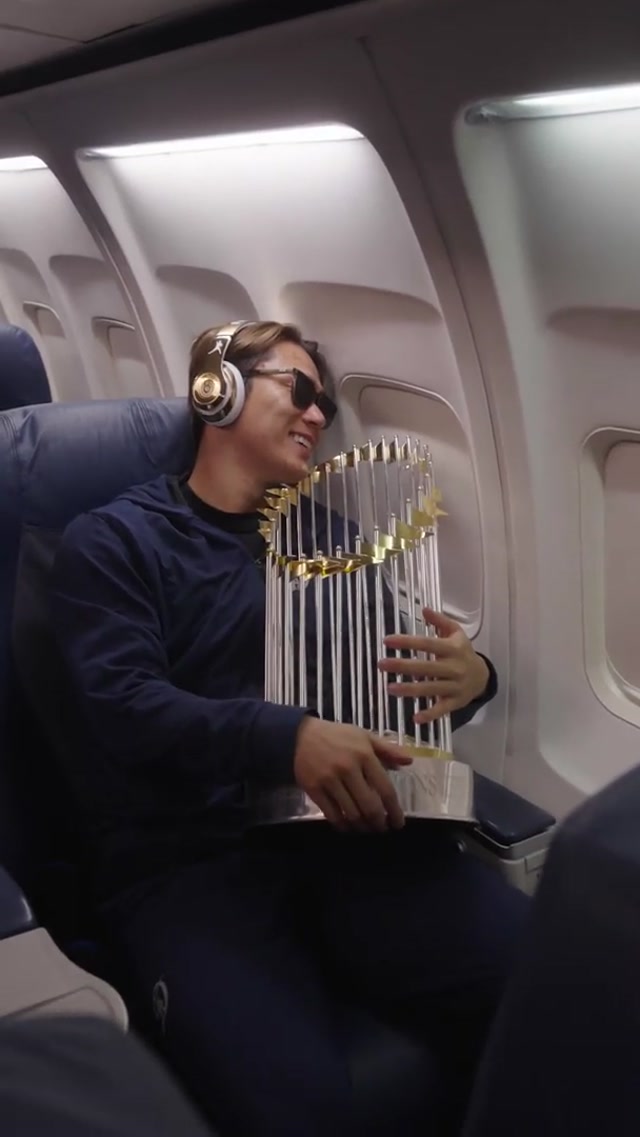 Bringing the trophy back to LA! #dodgers #sports #losangeles #worldseries 