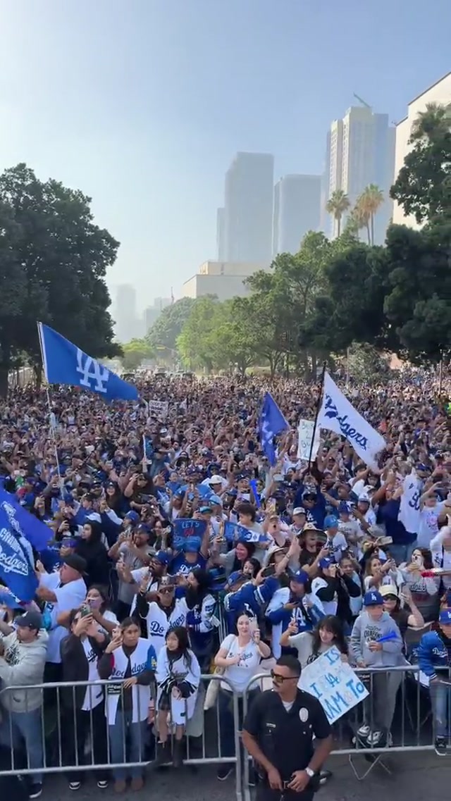 Dodger fans proving why they're the best fans in baseball at the World Series Parade presented by Yaamava’ in partnership with Yakult! #dodgers #sports #losangeles 
