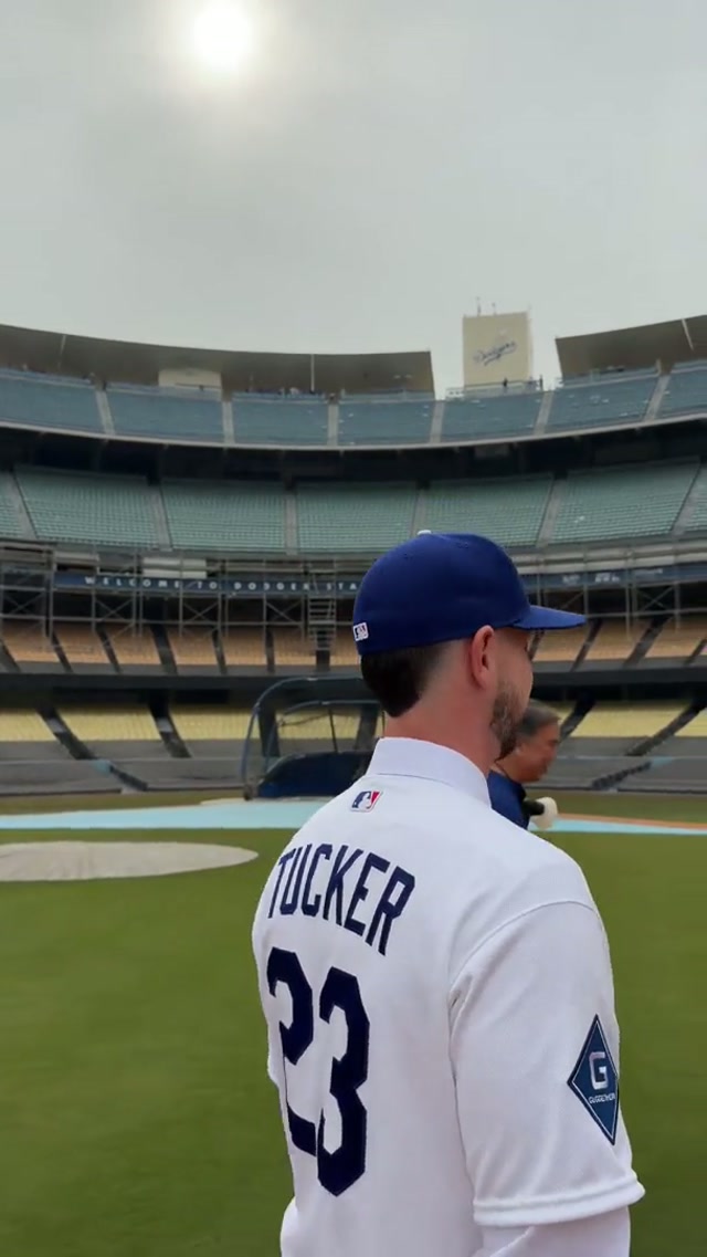 When you’re on a field trip at Dodger Stadium and Kyle Tucker waves to you. 🥹 #dodgers #sports #losangeles 