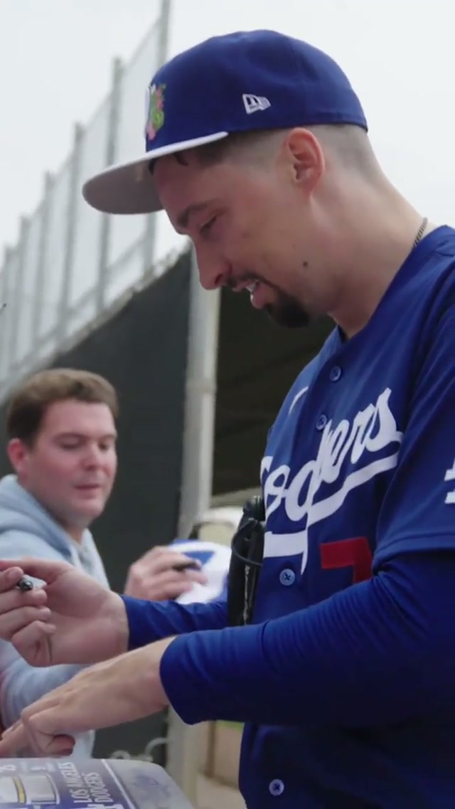 Showing love to the fans. ✍️ #dodgers #sports #losangeles 