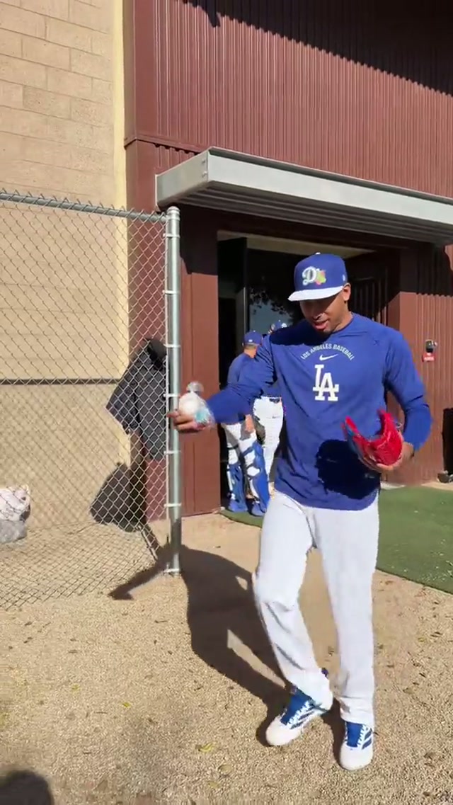 A Valentine's Day surprise from our pitchers and catchers! 💙 #dodgers #sports #losangeles 