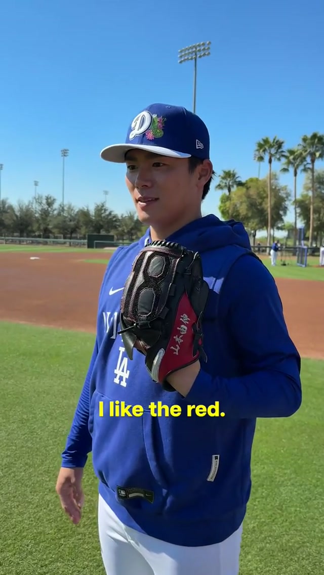 Yoshinobu showing off his new glove and matching cleats. 👀 #dodgers #sports #losangeles 