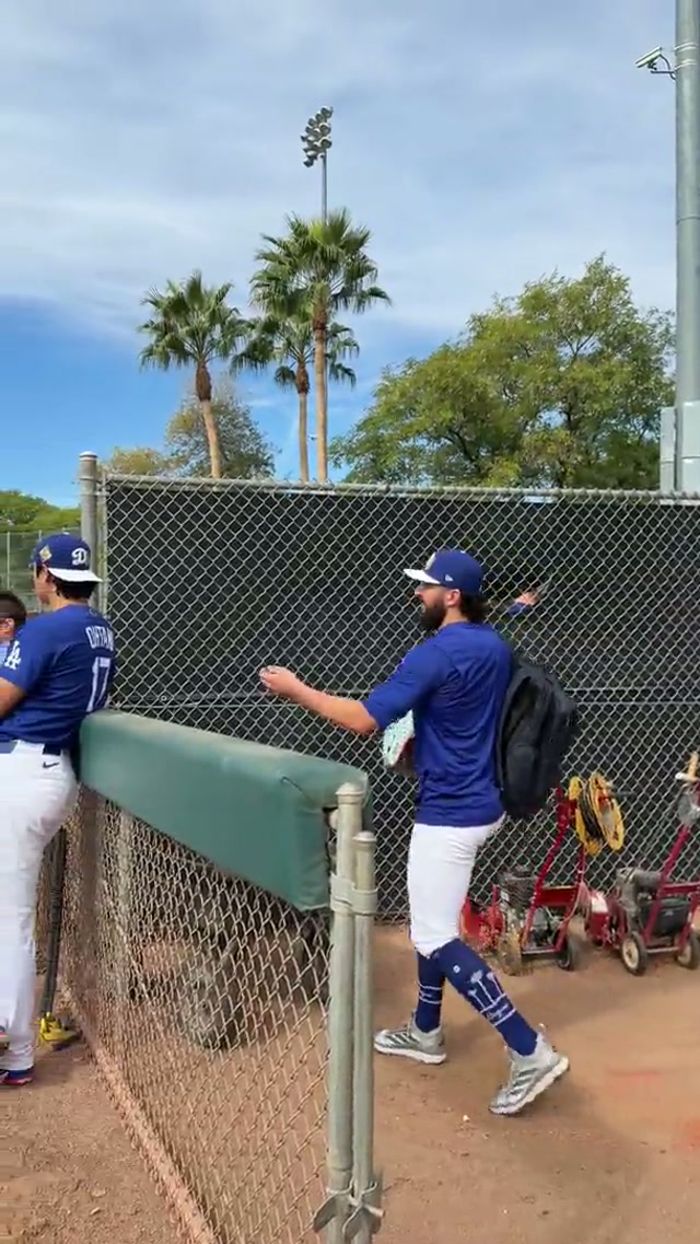 Alex messing with Shohei. 🤣 #dodgers #sports #losangeles #funny 