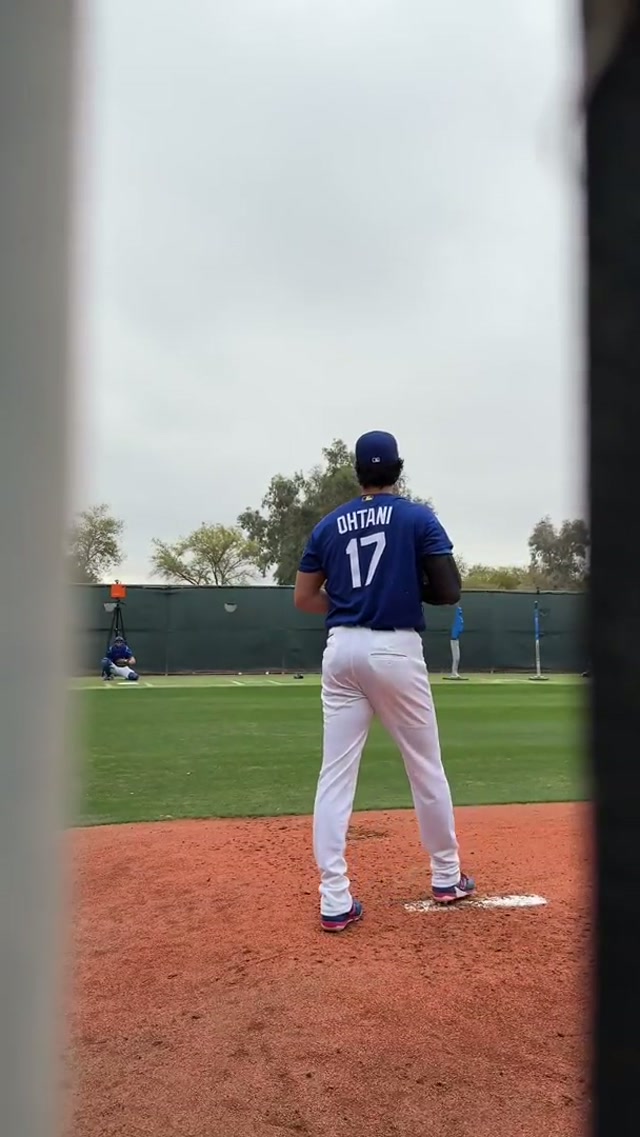 Shohei was locked in for his first bullpen of Spring Training. 🔥 #dodgers #sports #losangeles 