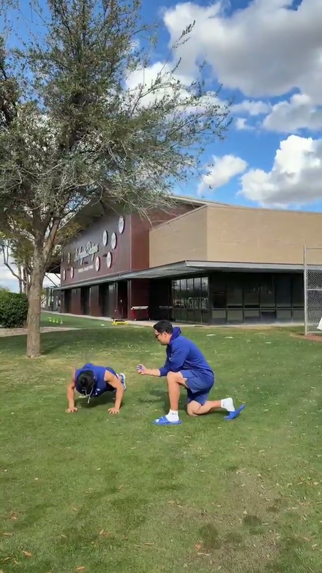 Who can do the most push-ups on the team? No wonder the guys picked Hyeseong. 😂 #dodgers #sports #losangeles #funny 