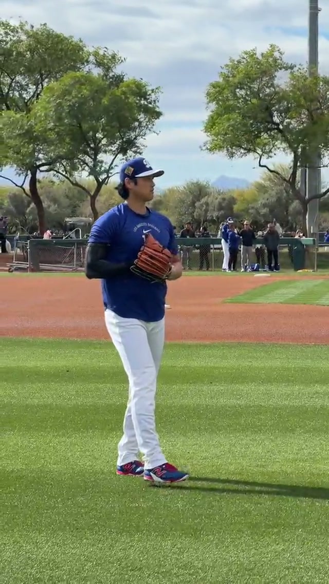 The crowd to watch Shohei Ohtani play catch. 😳 #dodgers #sports #losangeles 