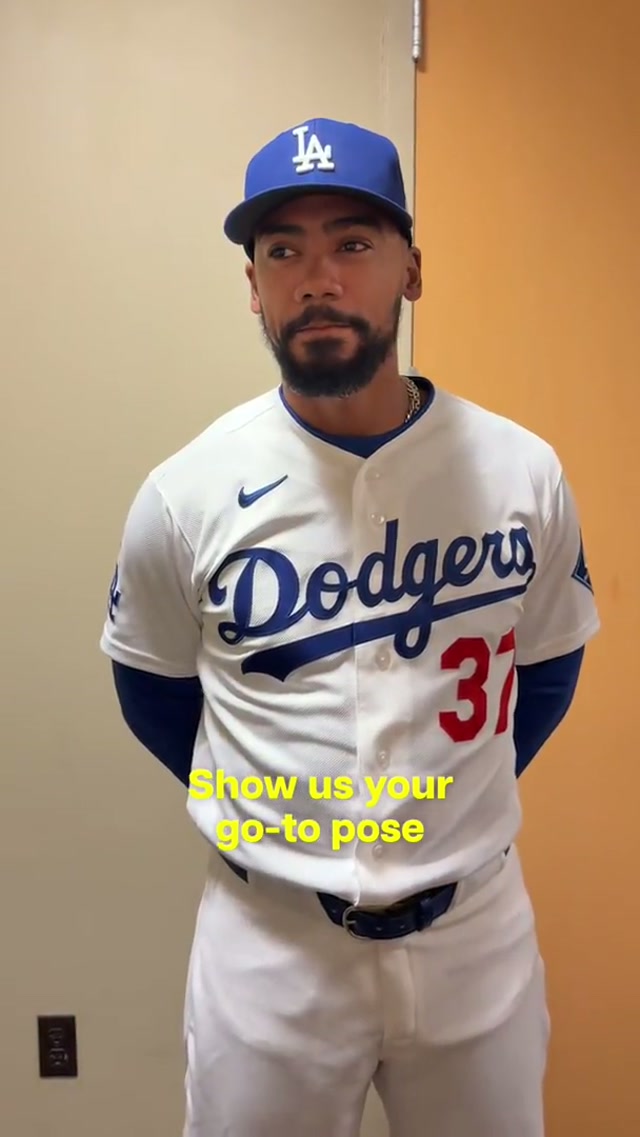 The guys show off their go-to pose for photos with their friends. 😂 #photoday #dodgers #sports #losangeles 