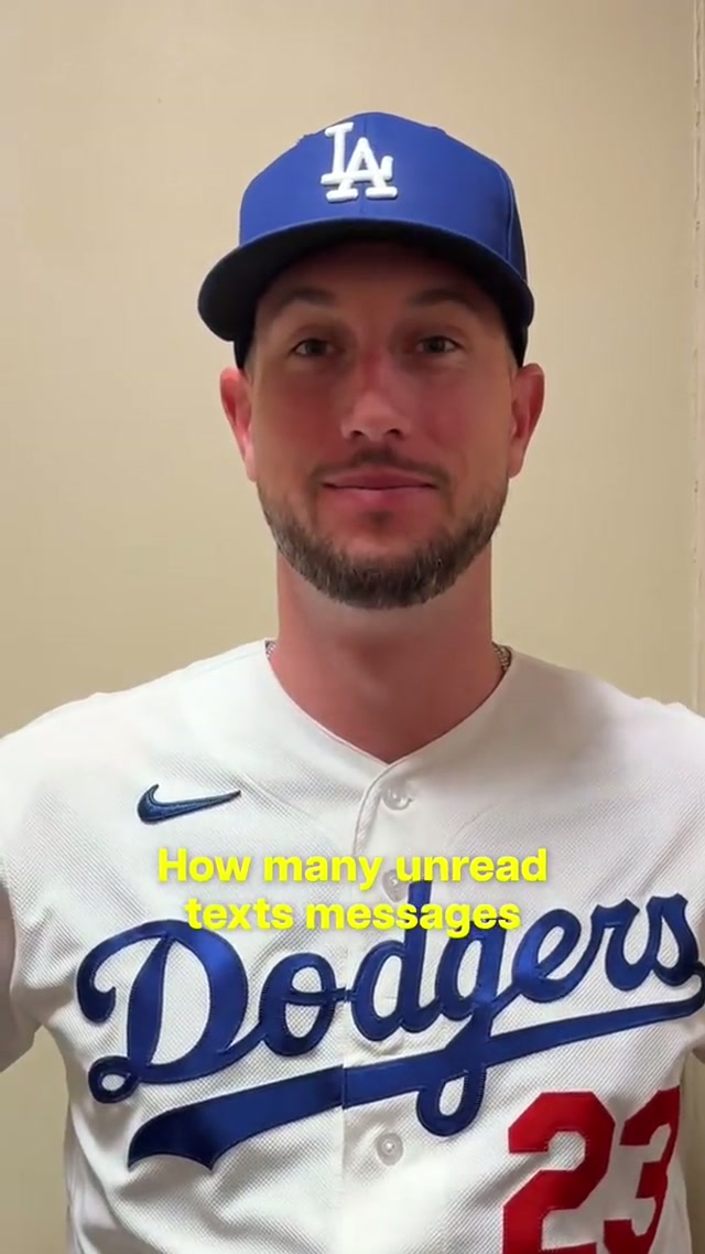How many unread text messages do the guys have in their phones? 😂 #dodgers #sports #losangeles #question 