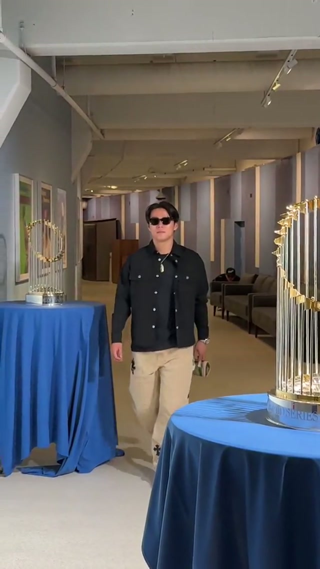 Brought out the World Seris trophies for Opening Day. #dodgers #sports #losangeles 