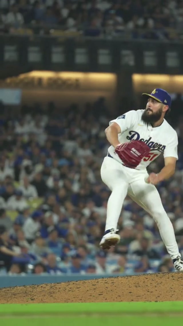 Dodger fans showed out for Alex Vesia in his return to LA. 🙌 #dodgers #sports #losangeles 