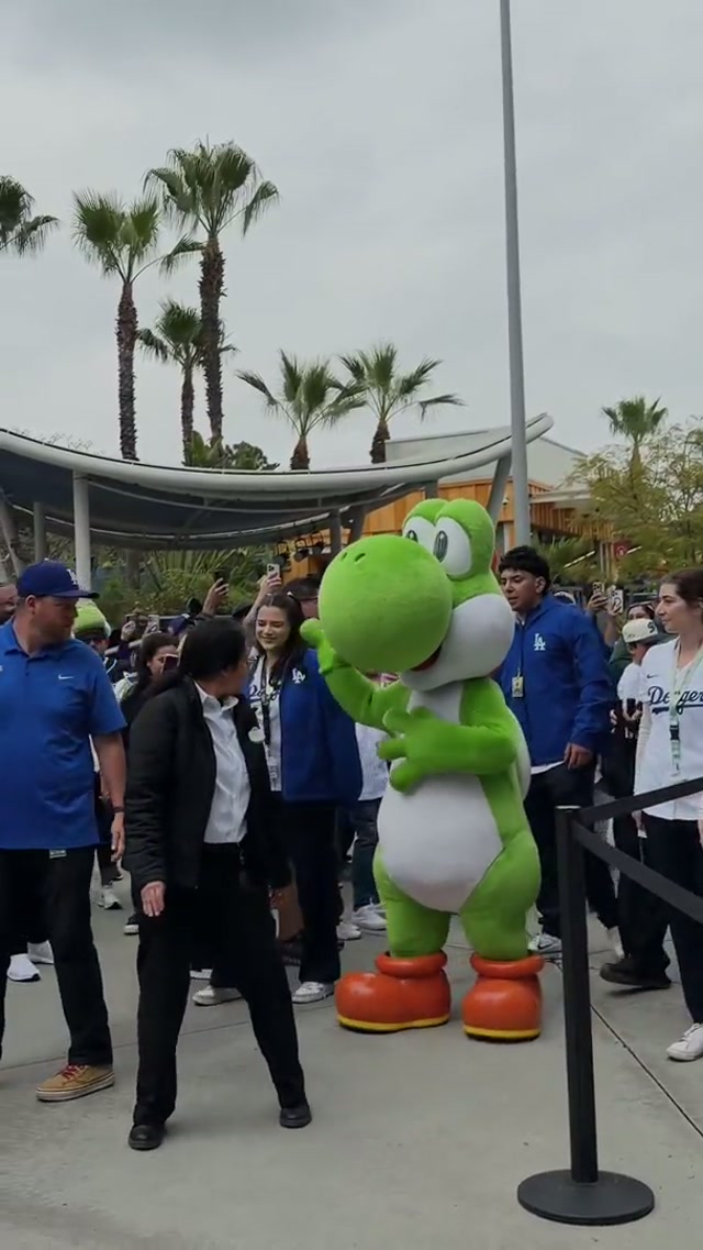 Everyone loves Yoshi. 🥹 #dodgers #sports #losangeles #nintendo 