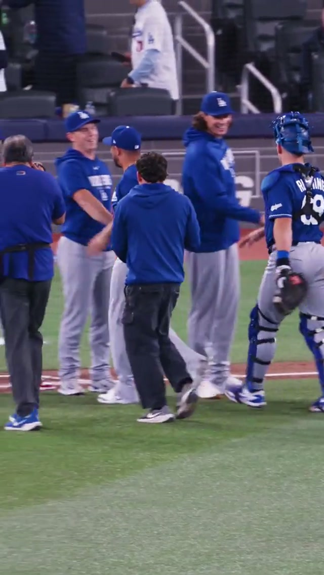 Who did it better? Shohei or Yoshinobu? 😂 #dodgers #sports #losangeles 