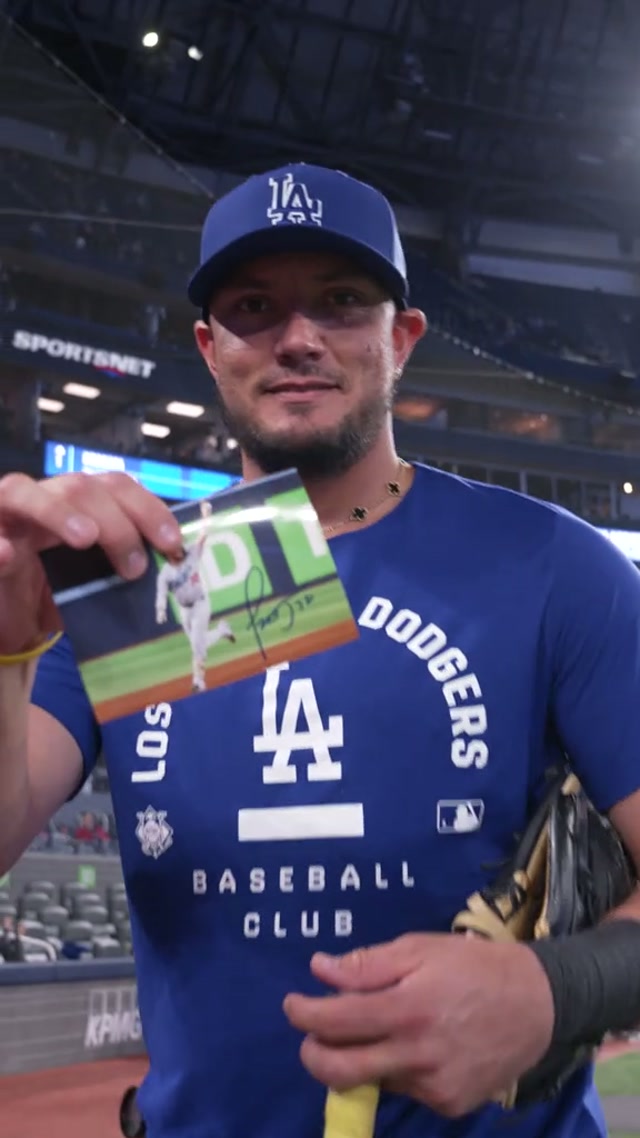 A little surprise for the Dodger fans in Toronto that are here to support the Champs. 💙 #dodgers #mlb #fans 