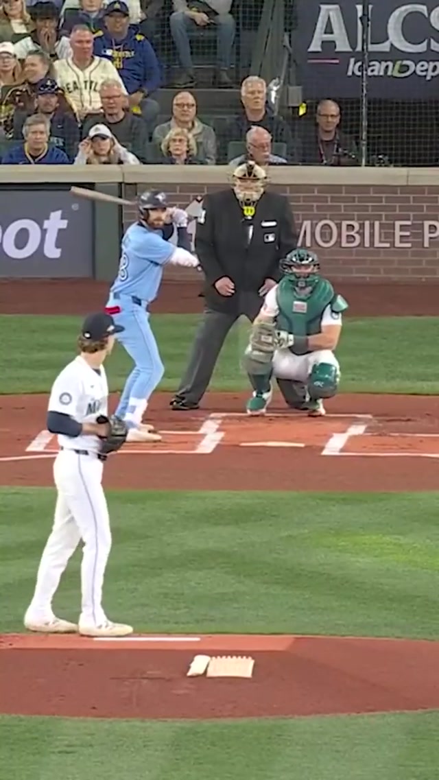 Nifty little catch. #mlb #mariners #baseball #postseason #alcs