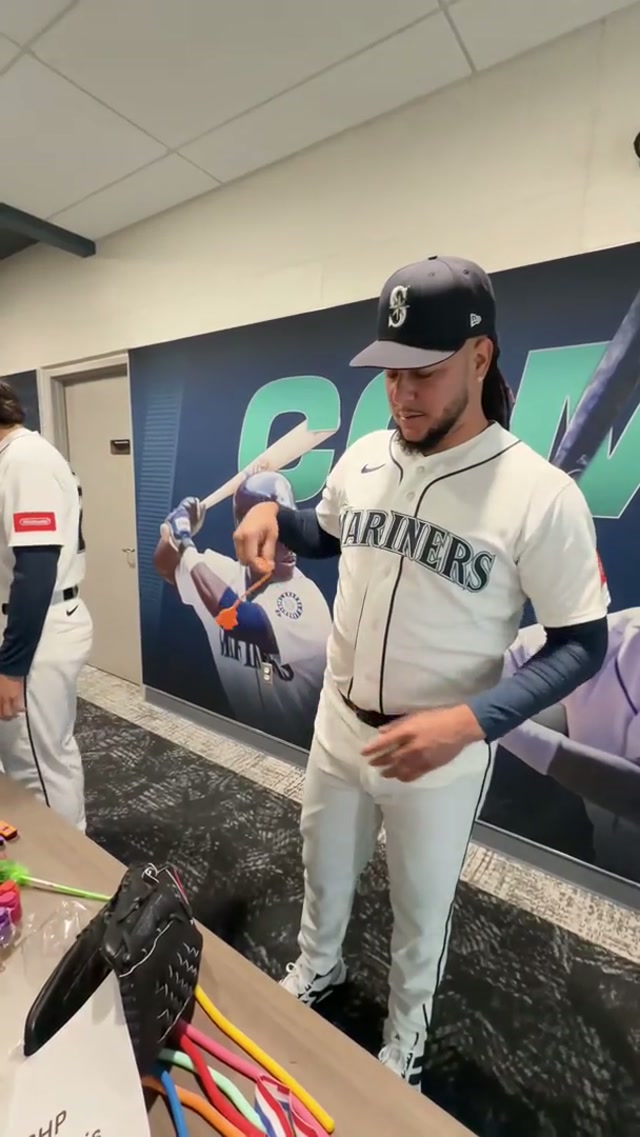 lights, camera, chaos 😂 #mariners #baseball #mlb