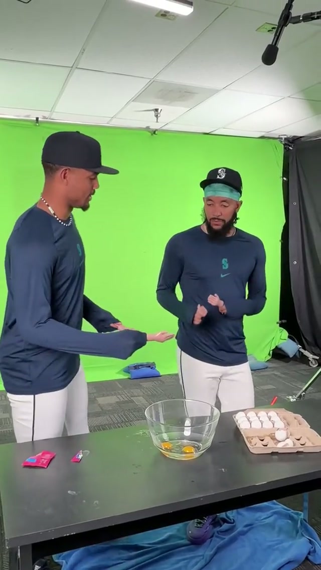 egg-cellent teamwork 🥚 #mariners #baseball #mlb