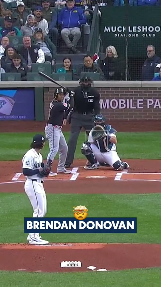 What a catch by Brendan Donovan 🤯 #mlb #mariners #openingweek #catch 
