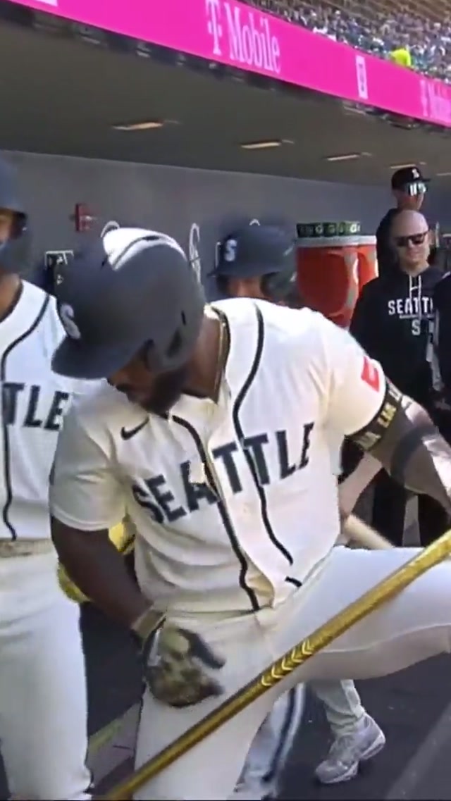 Rockin’ and rollin’ to a series win 🎤🎸 #MLB #Mariners #Baseball #TridentsUp 