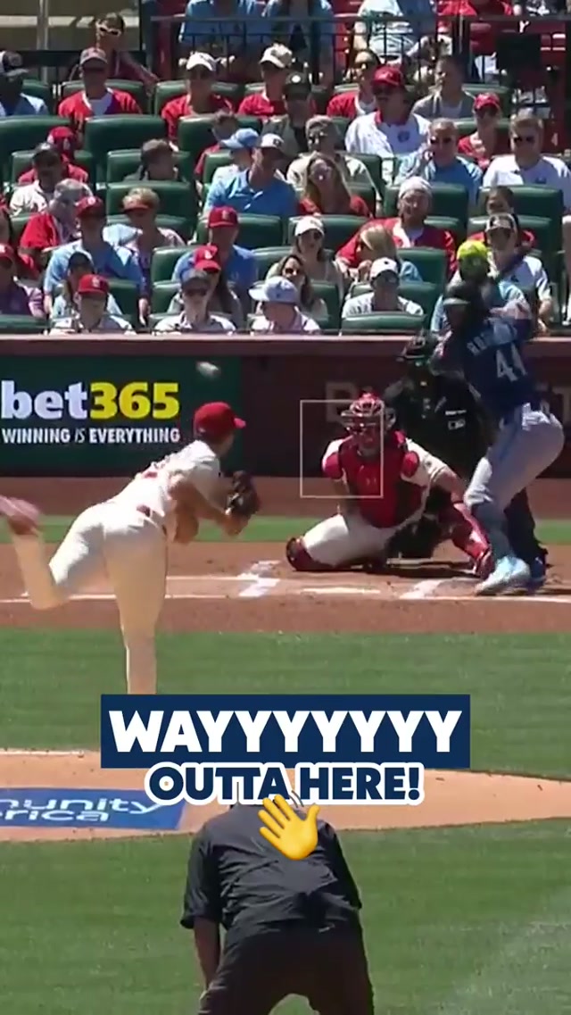 Julio just went all the way up there! #mariners #mlb #baseball #jrod #juliorodriguez